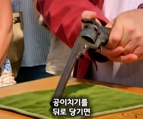 노인이 40년 넘게 가지고 있었던 골동품 리볼버의 가치.jpg_21.webp