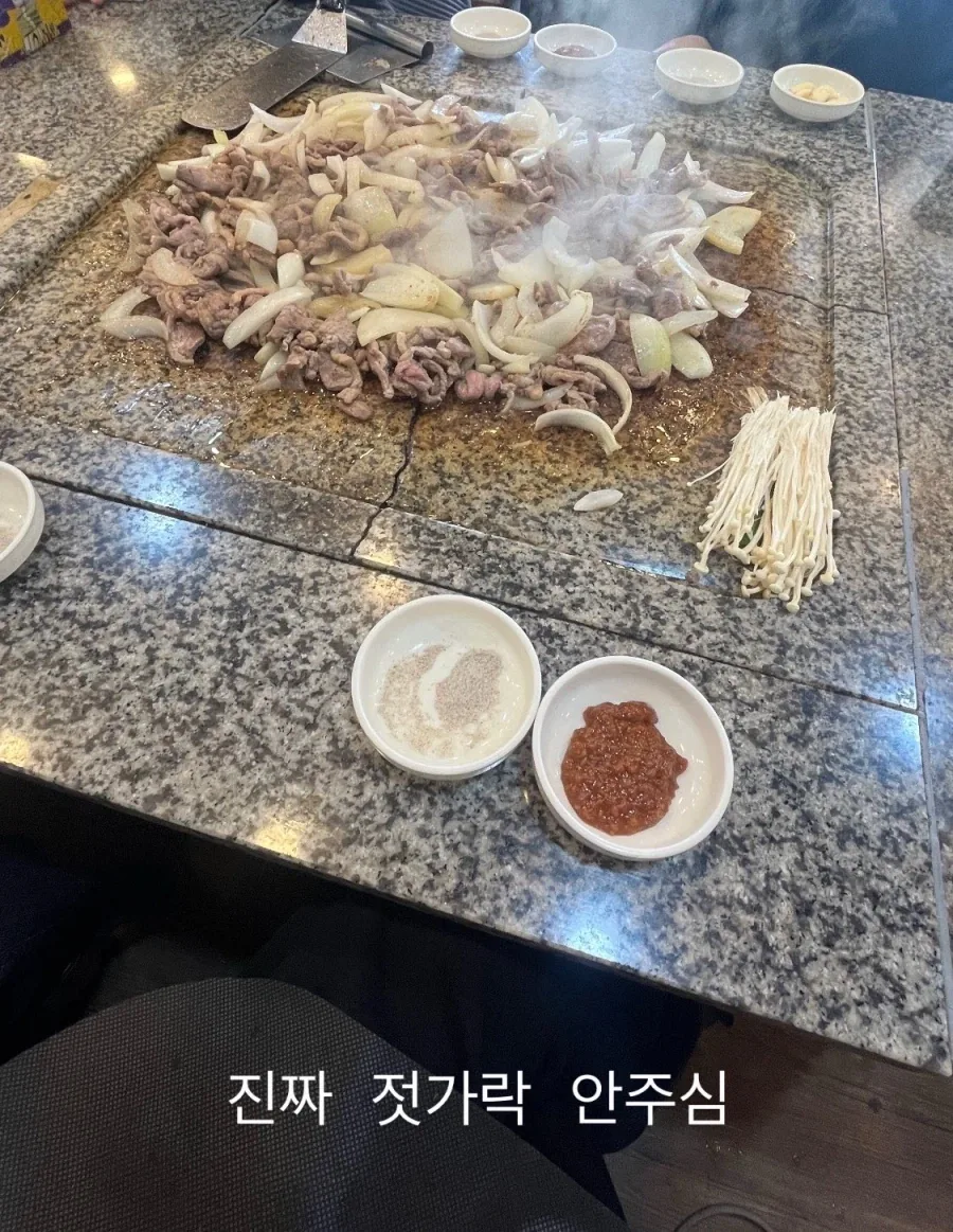 젓가락 안주는 식당.jpg_2.webp