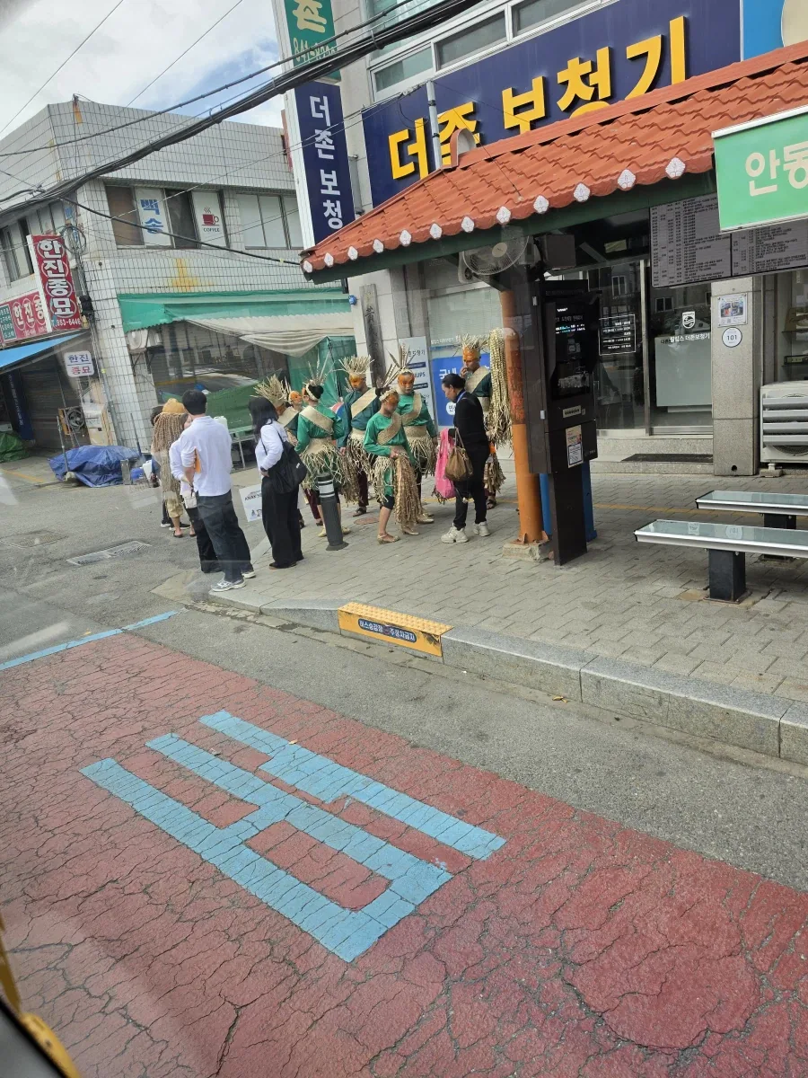 시내에 돌아다니는 이상한 차림새의 사람들_1.webp