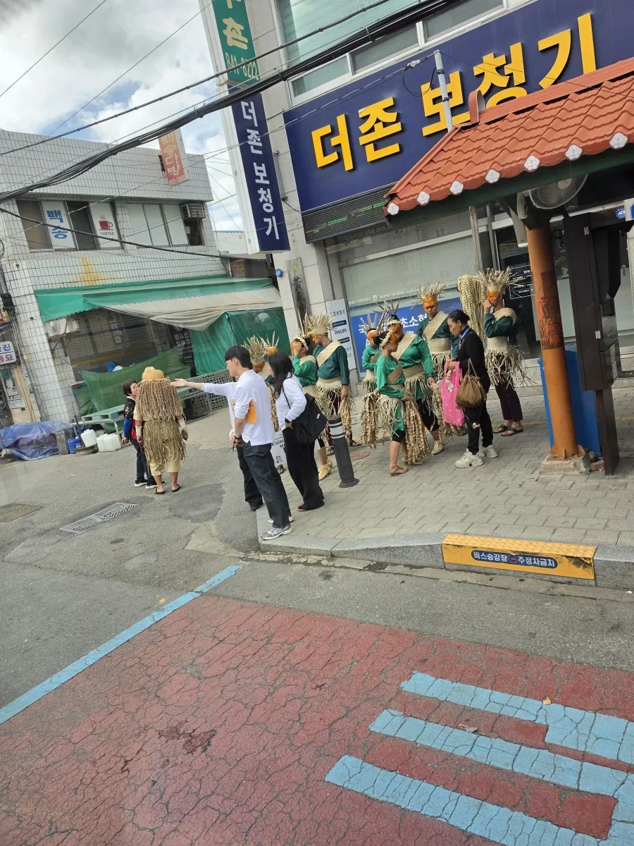 시내에 돌아다니는 이상한 차림새의 사람들_2.webp