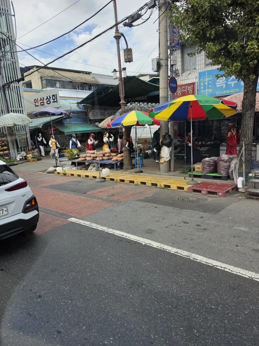 시내에 돌아다니는 이상한 차림새의 사람들_4.webp