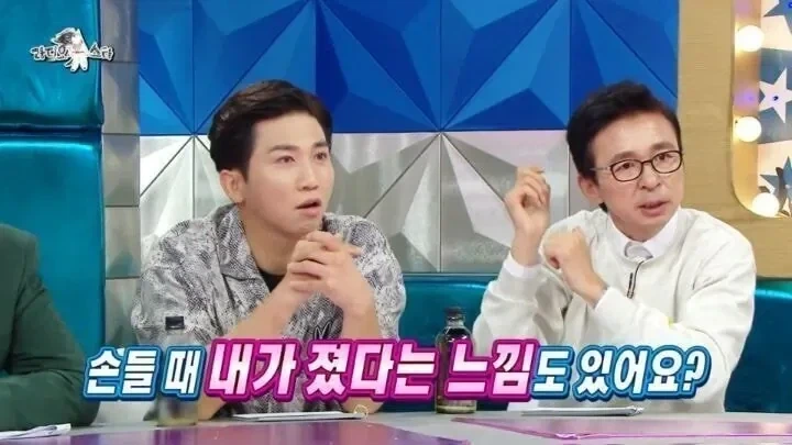 펜싱 경기에서 손 들고 어필하는 이유.jpg_3.webp