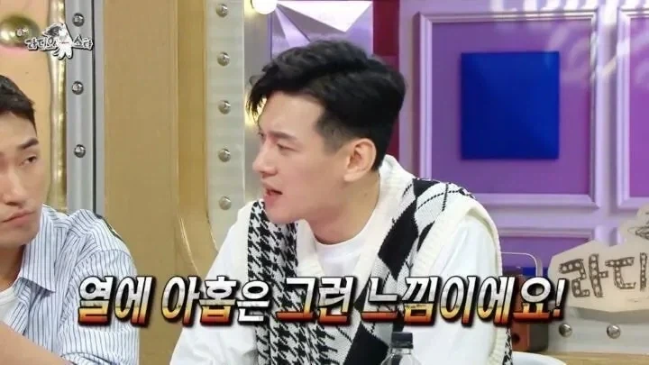 펜싱 경기에서 손 들고 어필하는 이유.jpg_4.webp