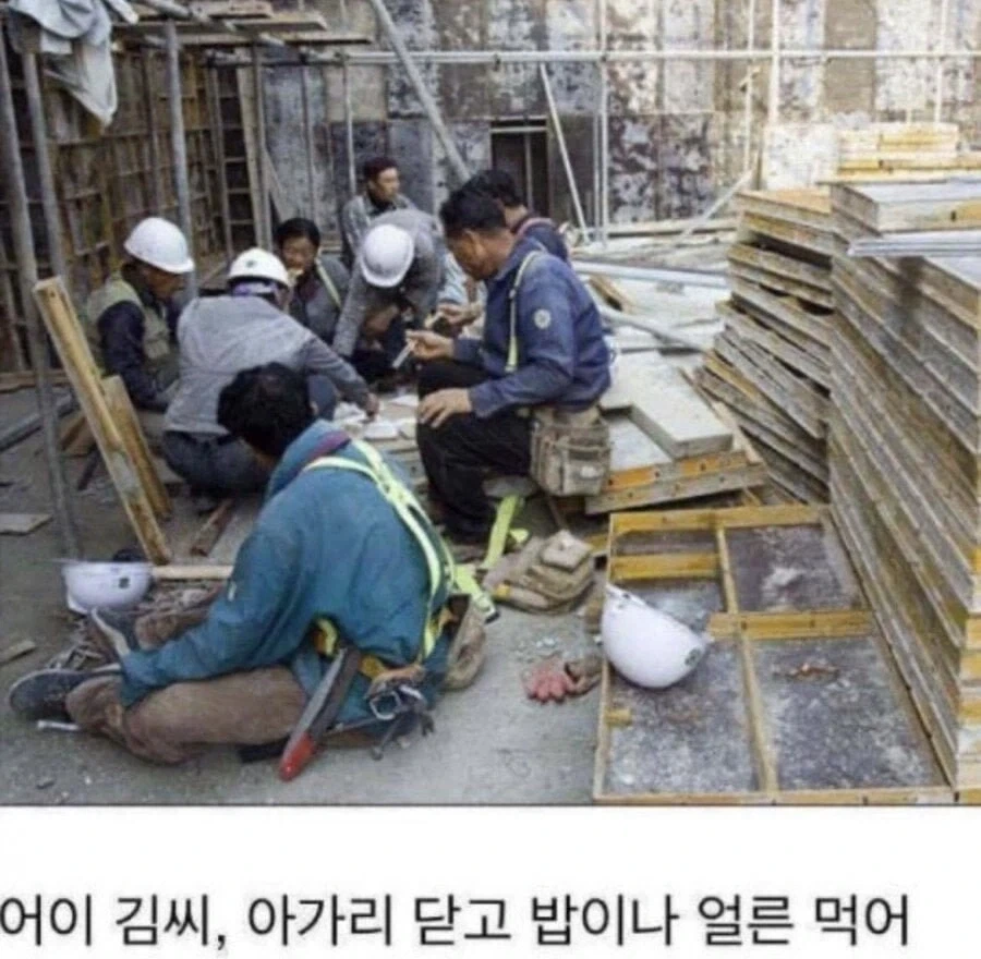 ???: 아니 3년뒤에 HBM이 상용화 되고 이재용 정의선 젠슨황이 치킨을_1.webp