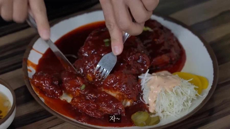 디진다 돈까스를 먹는 장면_1.webp
