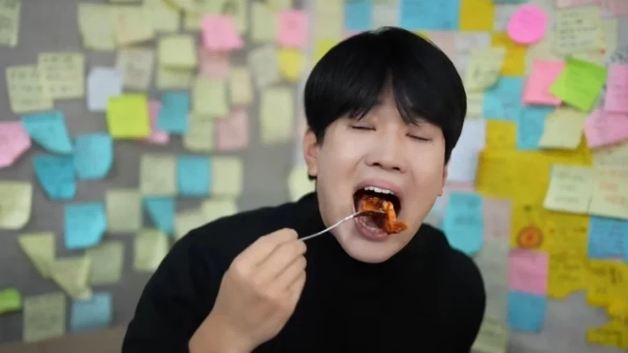 디진다 돈까스를 먹는 장면_2.webp