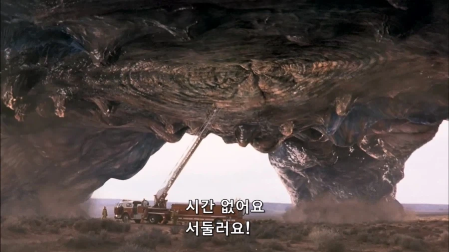 영화속 외계인 구멍을 쑤시는 장면_1.webp