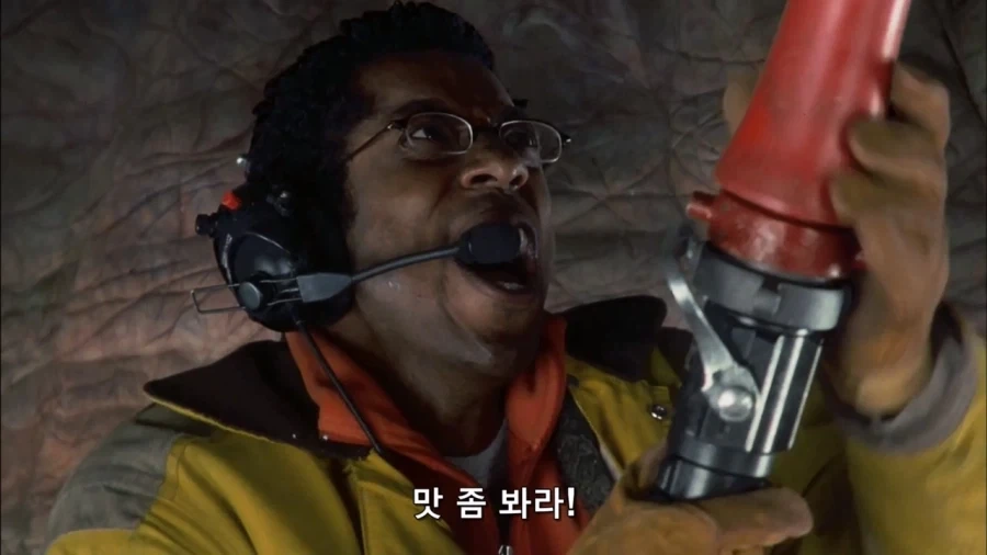 영화속 외계인 구멍을 쑤시는 장면_4.webp