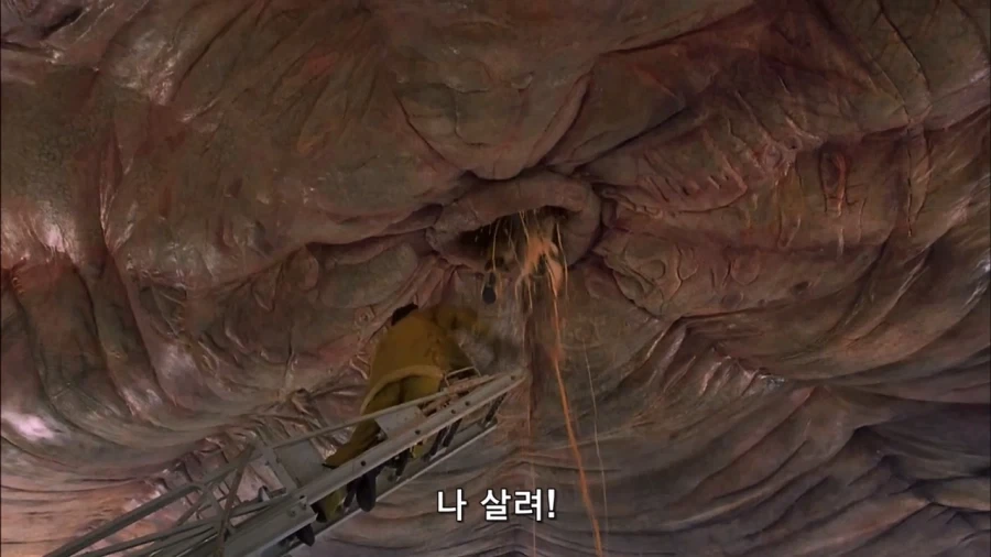 영화속 외계인 구멍을 쑤시는 장면_8.webp
