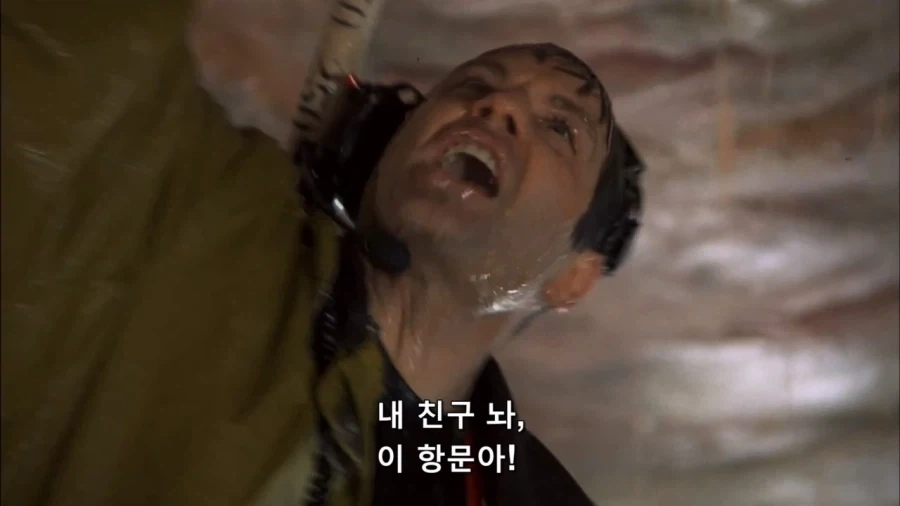 영화속 외계인 구멍을 쑤시는 장면_9.webp