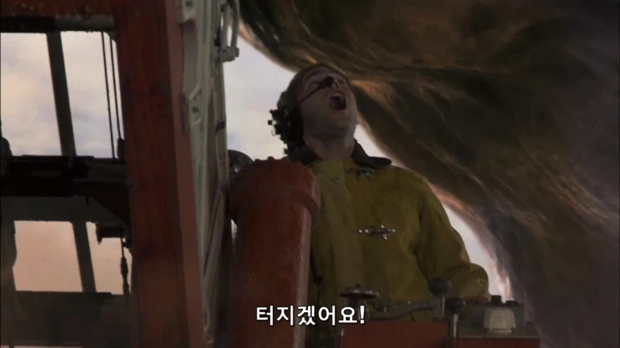 영화속 외계인 구멍을 쑤시는 장면_10.webp