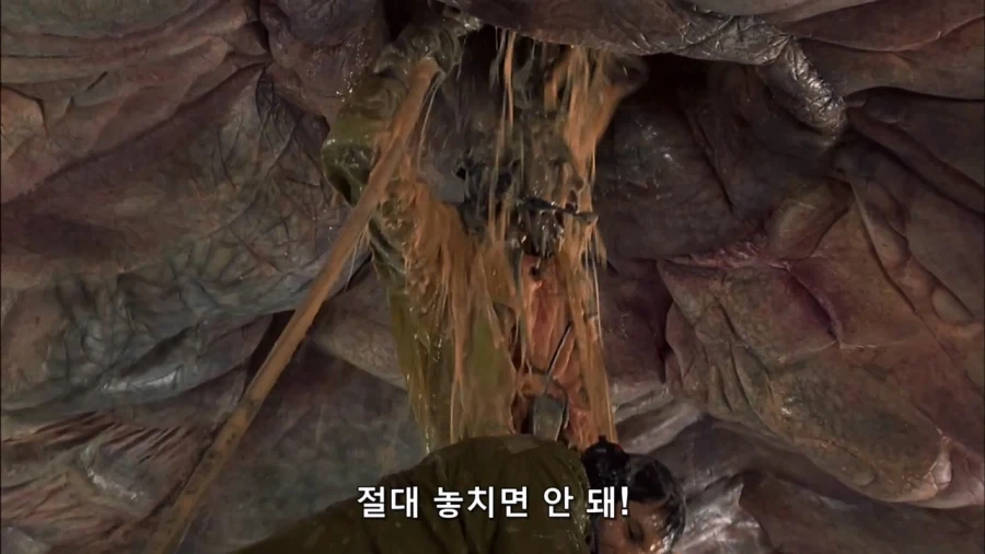 영화속 외계인 구멍을 쑤시는 장면_11.webp