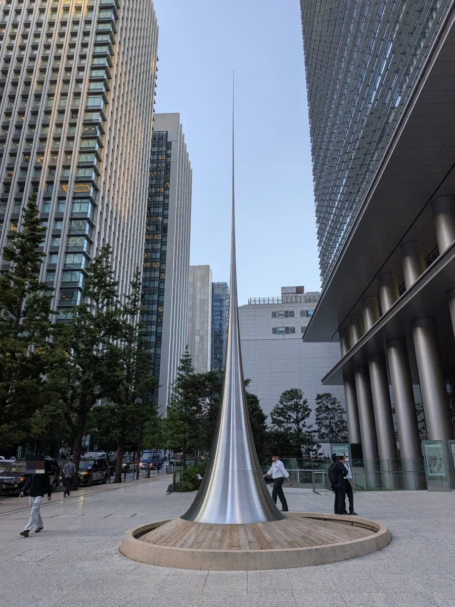 도쿄역 앞 소설에 나올거같은 오브제_1.webp