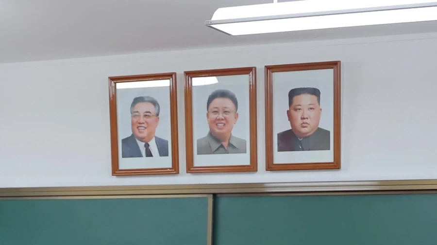 드디어 북한의 김정은을 사진으로 영접한 탈북민_3.webp