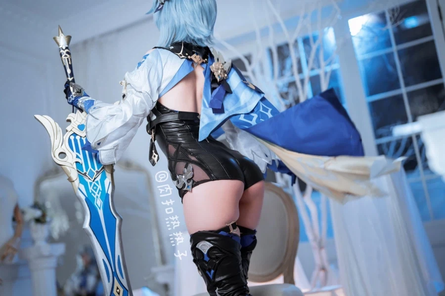 엉덩이가 약간 보이는 원신 유라 코스프레_1.webp
