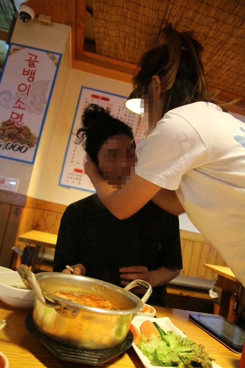술마시는데 어떤 여자가 자꾸 같이 마시자는 이유가_3.webp