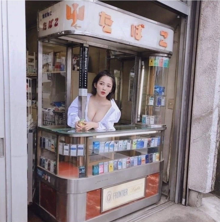 우리동네 담배가게에는 아가씨가 예쁘다네_1.webp