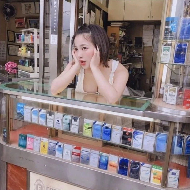 우리동네 담배가게에는 아가씨가 예쁘다네_2.webp