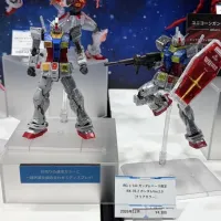 RG 퍼스트 건담 2.0 노멀 + 클리어 컬러 조합 전시 사진