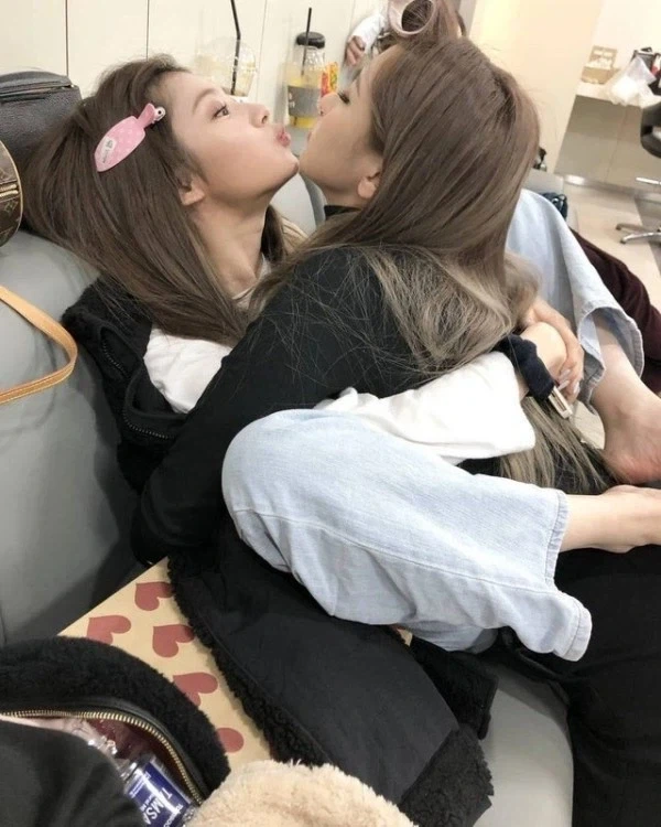 사이 좋은 열도 누나들 jpg_1.webp