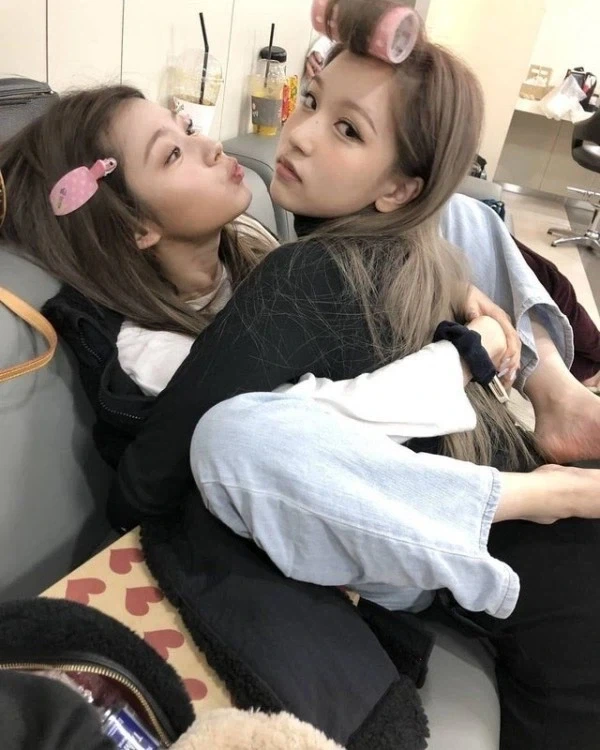 사이 좋은 열도 누나들 jpg_2.webp