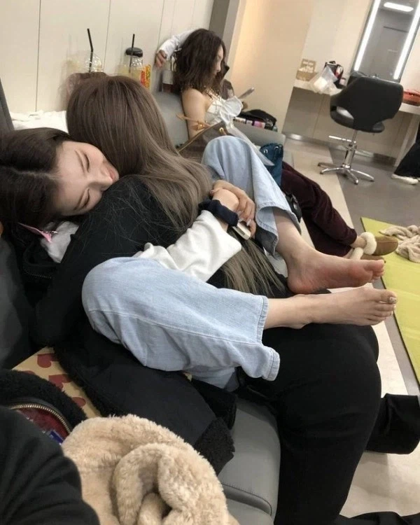 사이 좋은 열도 누나들 jpg_4.webp