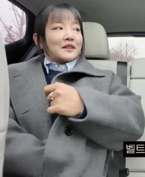 코트에서 총꺼내려는 윤하_2.webp
