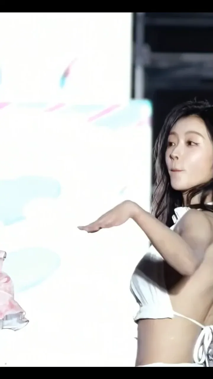 호불호 갈리는 겨드랑이 gif_1.webp