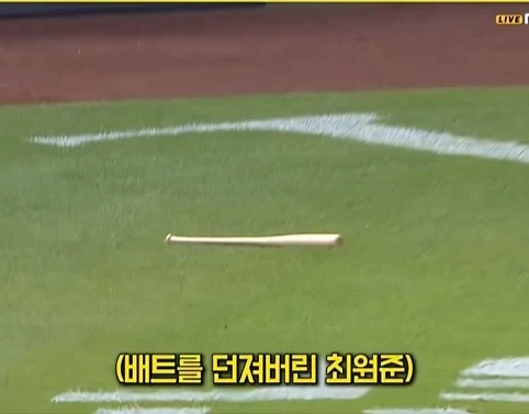경기 중 선수들을 집합시킨 장성우_4.webp