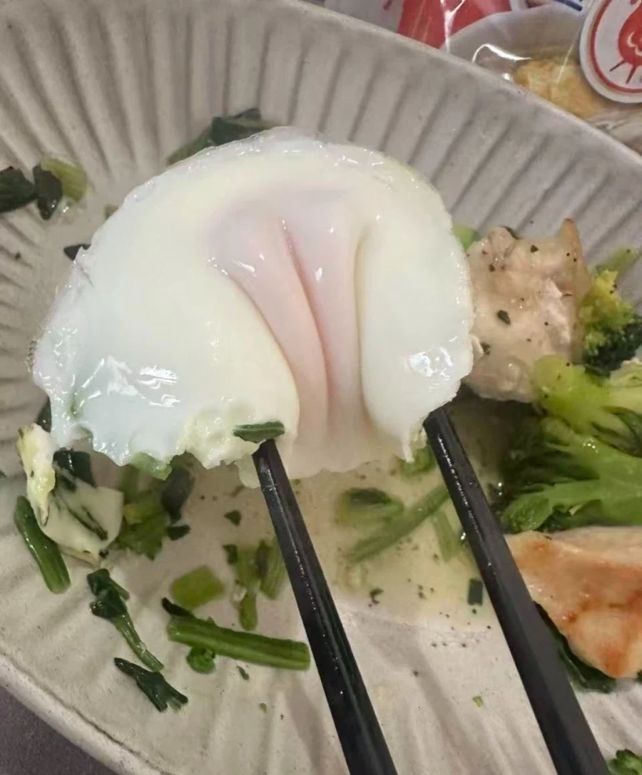 반숙계란과 엄지손가락입니다.jpg_1.webp