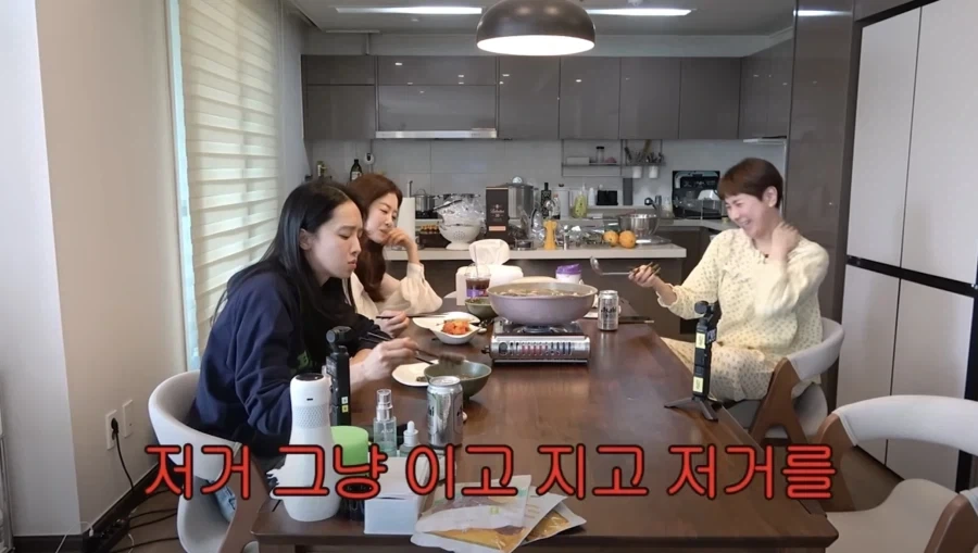 서인영 명품 정리 한거 본 박정아의 반응_6.webp