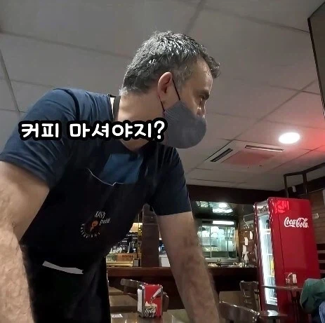 스페인에서 커피 시키자 활짝 웃는 스페인사장님_1.webp