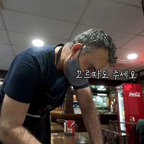 스페인에서 커피 시키자 활짝 웃는 스페인사장님_2.webp