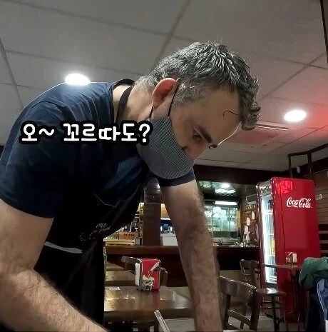 스페인에서 커피 시키자 활짝 웃는 스페인사장님_3.webp