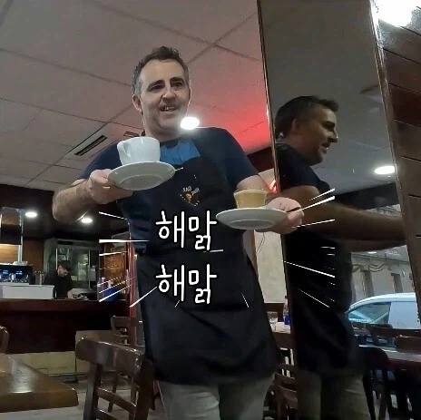 스페인에서 커피 시키자 활짝 웃는 스페인사장님_10.webp