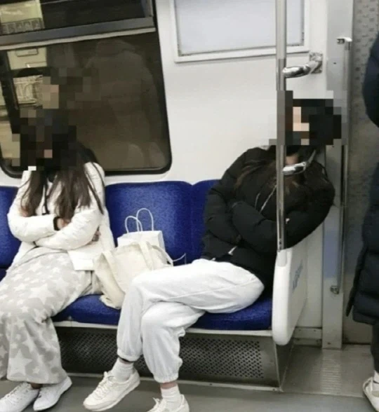 전철에서 당하면 빡치는 경우_3.webp