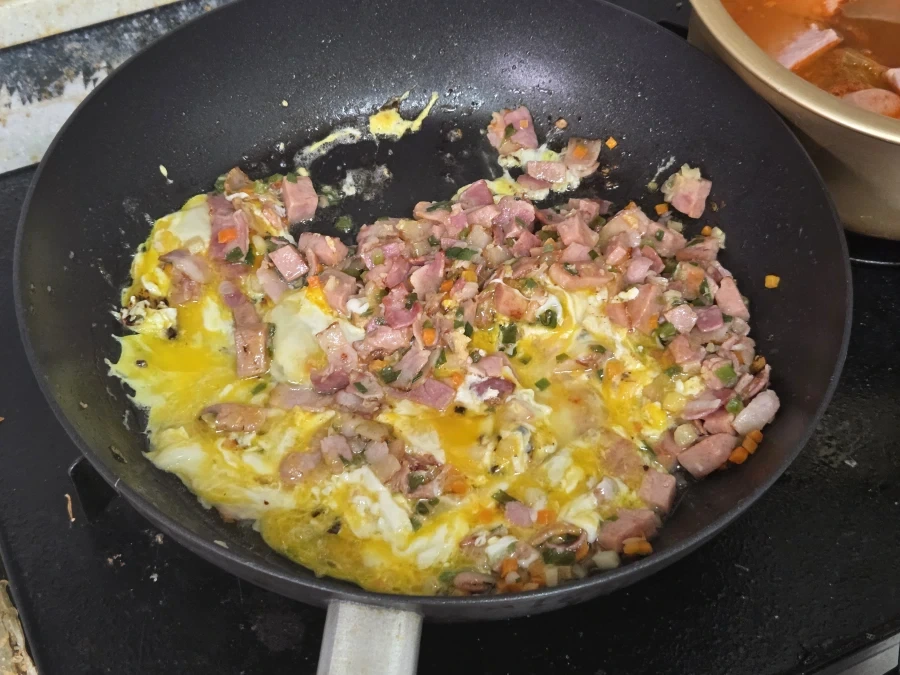 맛있는 볶음밥 만드는데 많은거 필요없다_2.webp