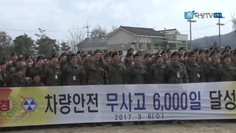 군필자들은 절대 안믿는 사진들.jpg_1.webp
