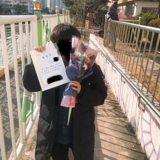 중학생 손님 졸업식에 다녀온 편의점 알바생.jpg_3.webp