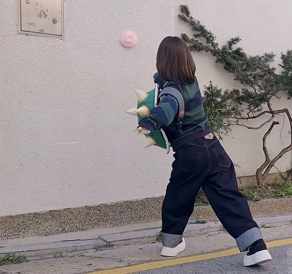 리센느) 분노에 차 말랑이를 벽에 던지는 메이_1.webp