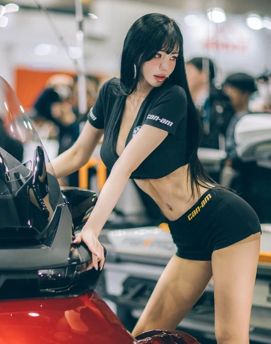 레이싱 모델 누나_2.webp