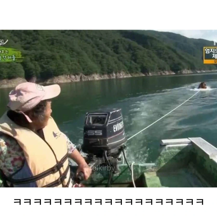 오지 마을에서 아들이랑 물놀이하는 노모_2.webp