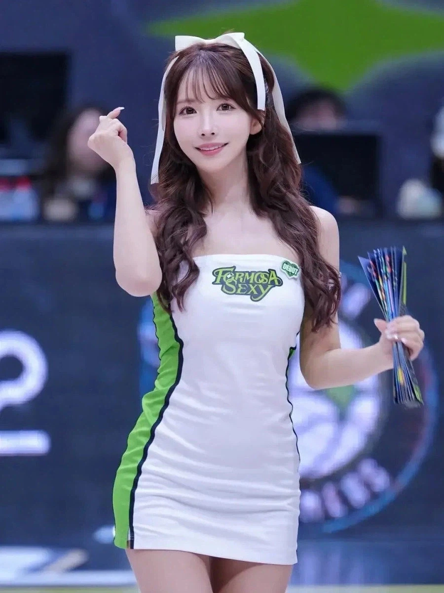 성관계 영상이 떠돌고 있는 현직 치어리더_3.webp