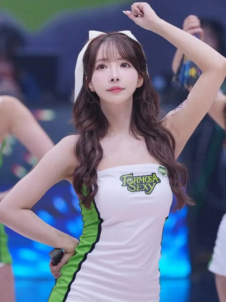 성관계 영상이 떠돌고 있는 현직 치어리더_4.webp