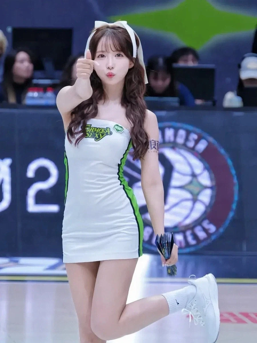 성관계 영상이 떠돌고 있는 현직 치어리더_7.webp