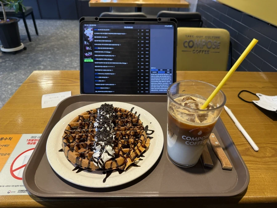 각성하러 커피 마시러 카페 왔는데_1.webp
