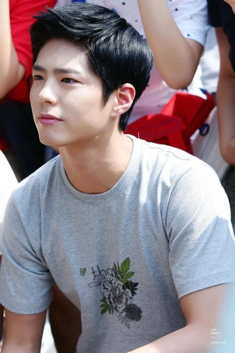 인터넷에 돌아다니는 박보검나웃겨의 성형전 사진_3.webp