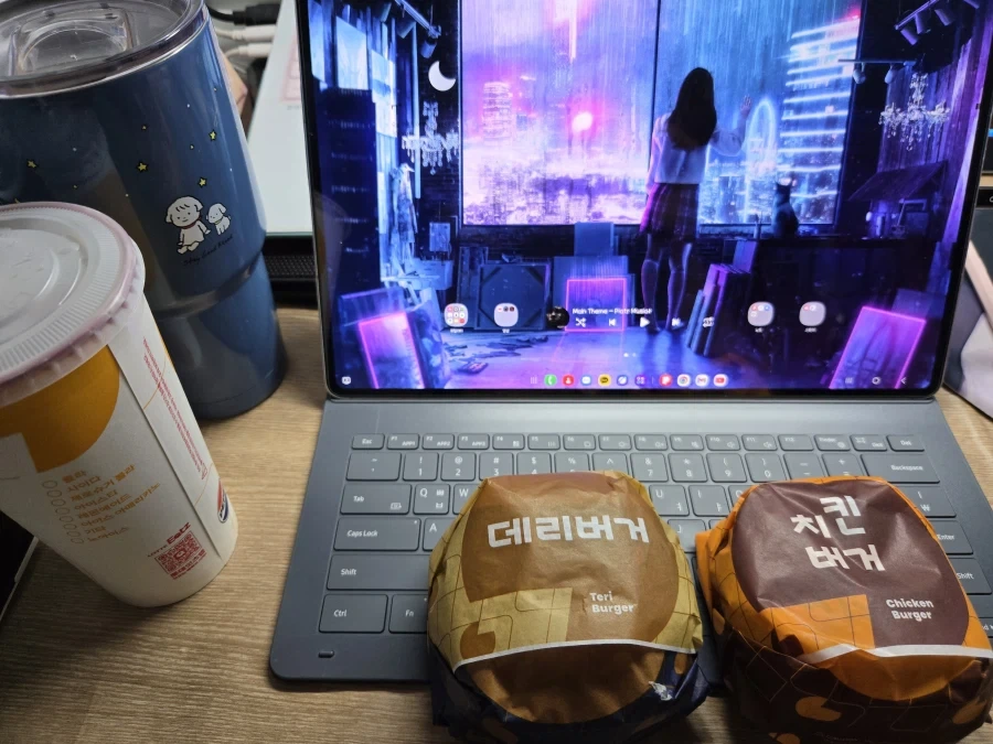 햄부기) 이 시간에 햄버거를 먹는다고?_1.webp
