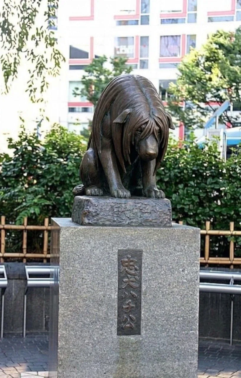뭔가 이상한 동상_1.webp