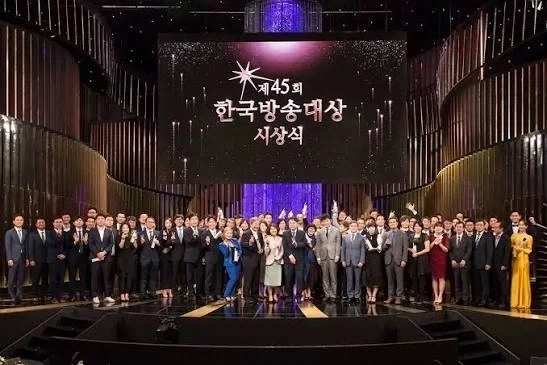 시상식에서 살인사건이 벌어졌는데 최우수상 수상자가 경찰에 체포되었다. 왜냐하면_1.webp